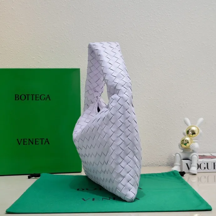 Batch 1860 #Bv new small HOP bag, the bag body and handles are made of a whole piece of woven leather. The bag body is soft and lazy. Hop symbolizes the praise of innovation and eternal craftsmanship [love]. The pyramid silhouette combines practicality and fashion. It is modern and casual. The double-sided closure design of the bag mouth is more convenient and safe! The cowhide texture also makes the bag more wear-resistant and durable. A must-have for fashionable ladies who like minimalism yet comfortable and casual! Size: 41x20.5x7.5, Model: 3966#